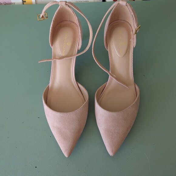 Women's size 6.5 Bandolino Kitten Heels - Picture 2 of 2